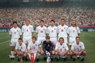 L'équipe de Suisse lors du match d'ouverture de la Coupe du monde 94 aux Etats-Unis, avec Yvan Quentin en bas à droite au premier plan.
